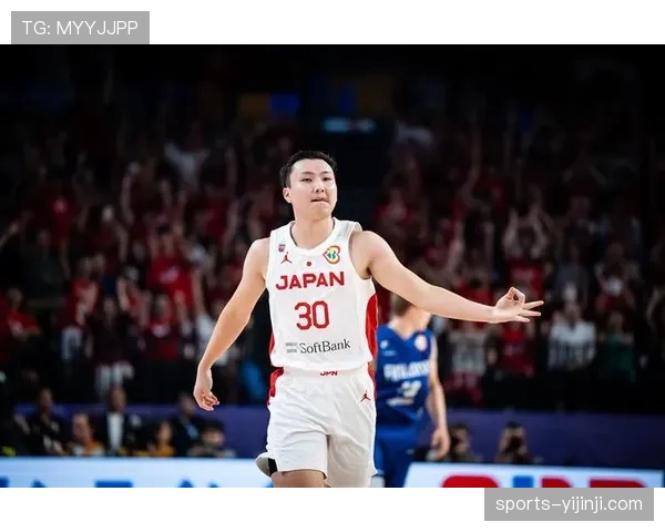 日本队富永启生遭重点盯防，无球跑动受制影响外线火力